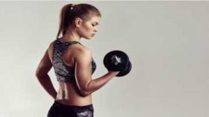 Mulher de costas fazendo exercício para ganhar massa muscular