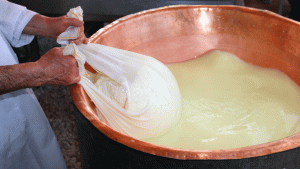 produção de queijo, soro do leite em um equipamento de cobre