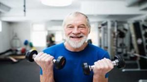 Homem idoso levantando halteres e treinando bíceps