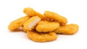 Nuggets de frango sobrepostos com fundo branco