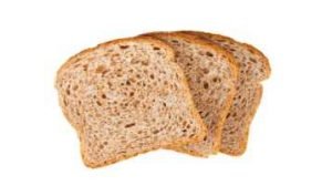 3 fatias de pão integral com fundo branco