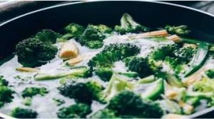 Benefícios do brócolis, panela cozinhando brócolis