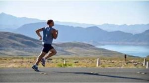 Alimentação para corrida, paisagem com montanha ao fundo, homem correndo