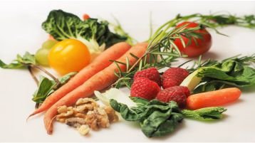 Alimentos como frutas, verduras e castanhas