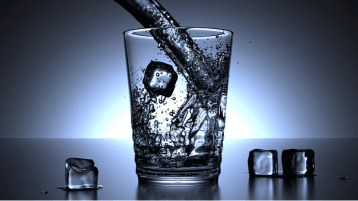 copo de água com gelo