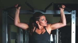 Mulher treinando massa muscular após os 30 anos