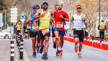 atletas em maratona