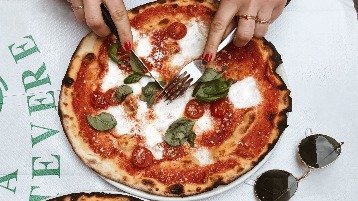 comendo pizza