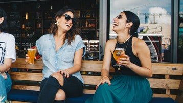 mulheres sentadas em uma bar final de semana para vegetarianos