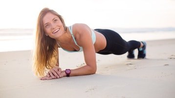 mulher treinando na praia